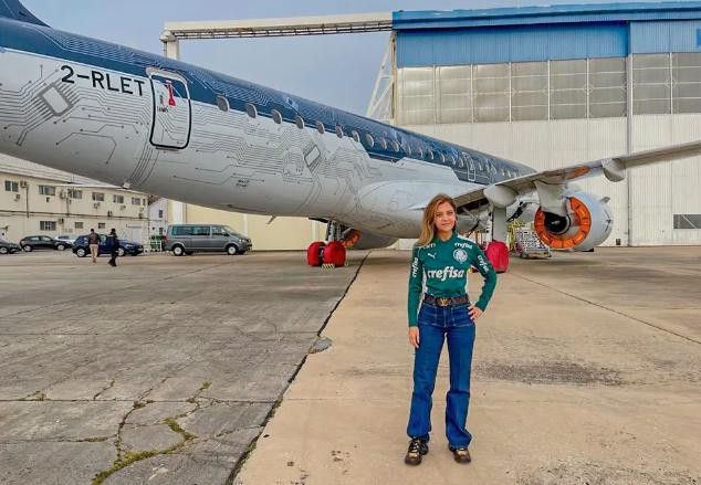 Leila Pereira com o avião do Palmeiras