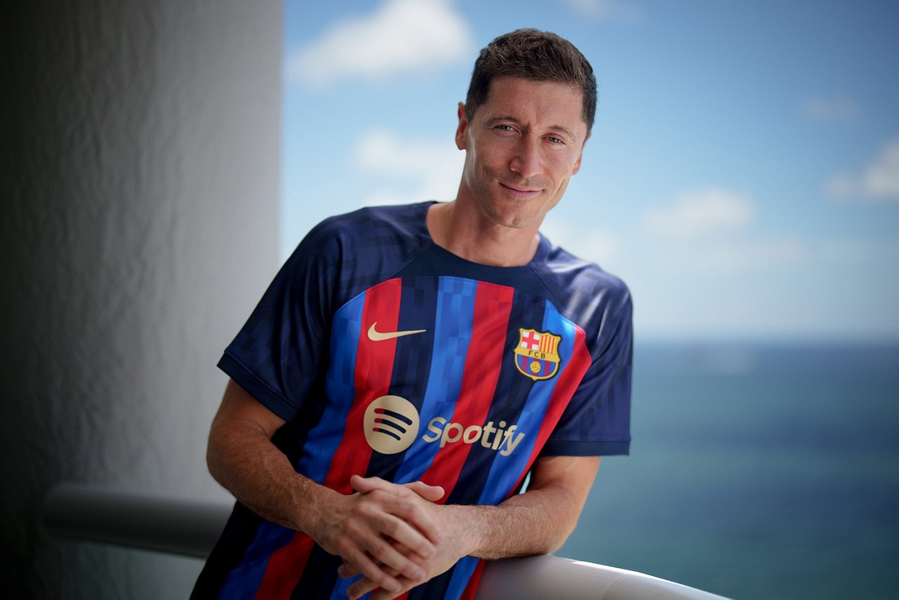 Atacante Robert Lewandowski apresentado pelo Barcelona