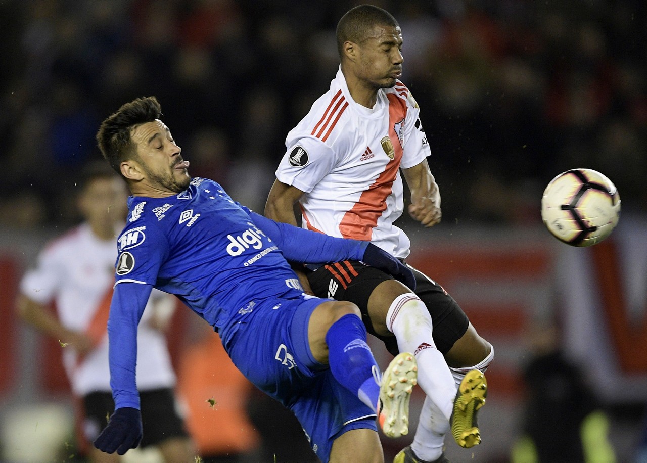 Robinho foi substituído no intervalo do duelo com o River Plate