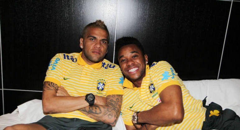 Durante muito tempo, Daniel Alves e Robinho atuaram juntos na seleção brasileira