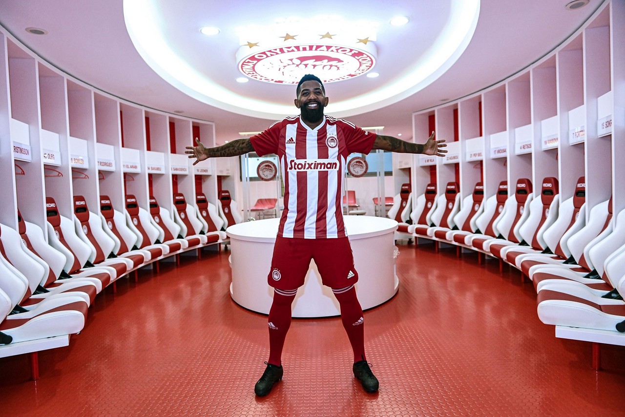 Rodinei, ex-Flamengo, vai atuar no futebol grego com a camisa do Olympiacos
