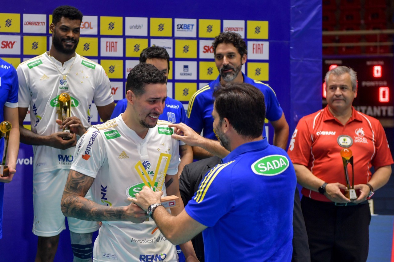 Rodriguinho fez questão de repassar troféu para Fabio Correia