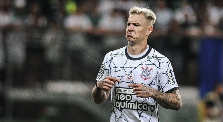 Roger Guedes criticou 'pressão de parte da imprensa' pela saída do técnico Cuca