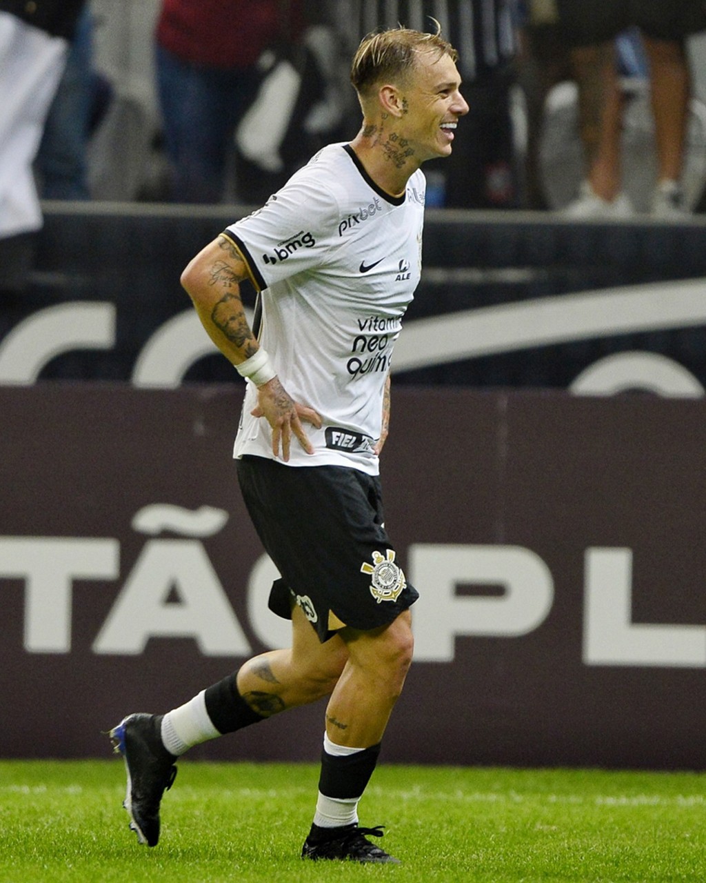 Guedes marcou na goleada do Corinthians e foi eleito o craque do jogo contra o Água Santa