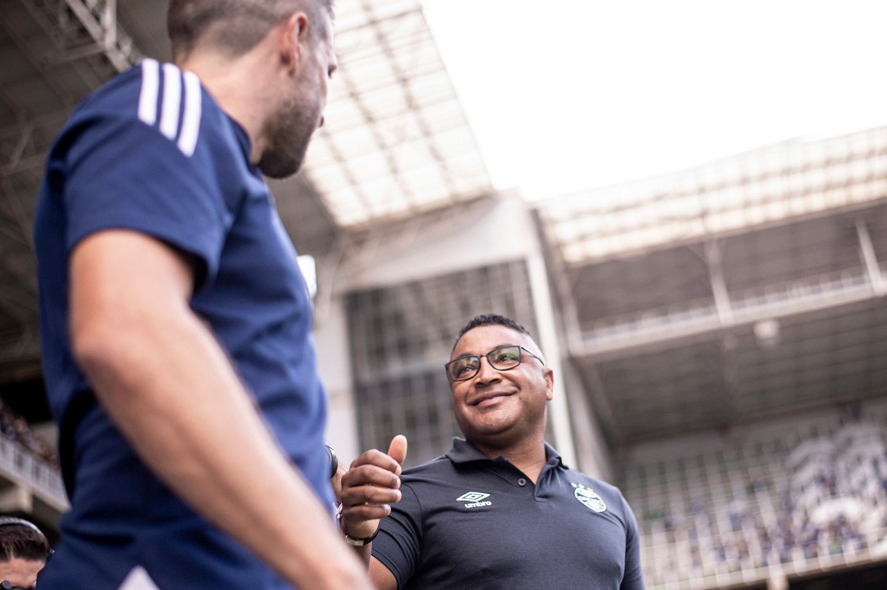 Machado e Pezzolano se cumprimentaram antes de a bola rolar
