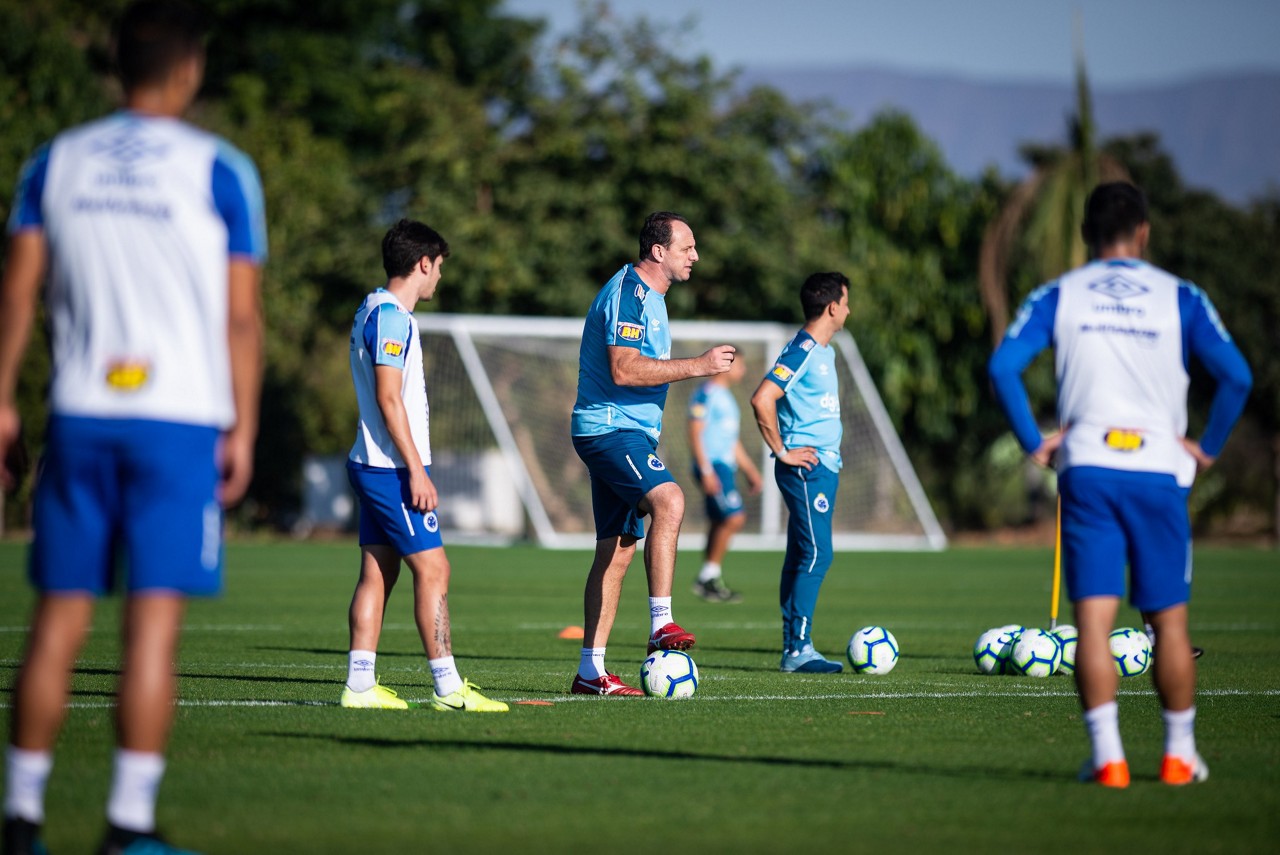 Ceni comanda treino do Cruzeiro na Toca II