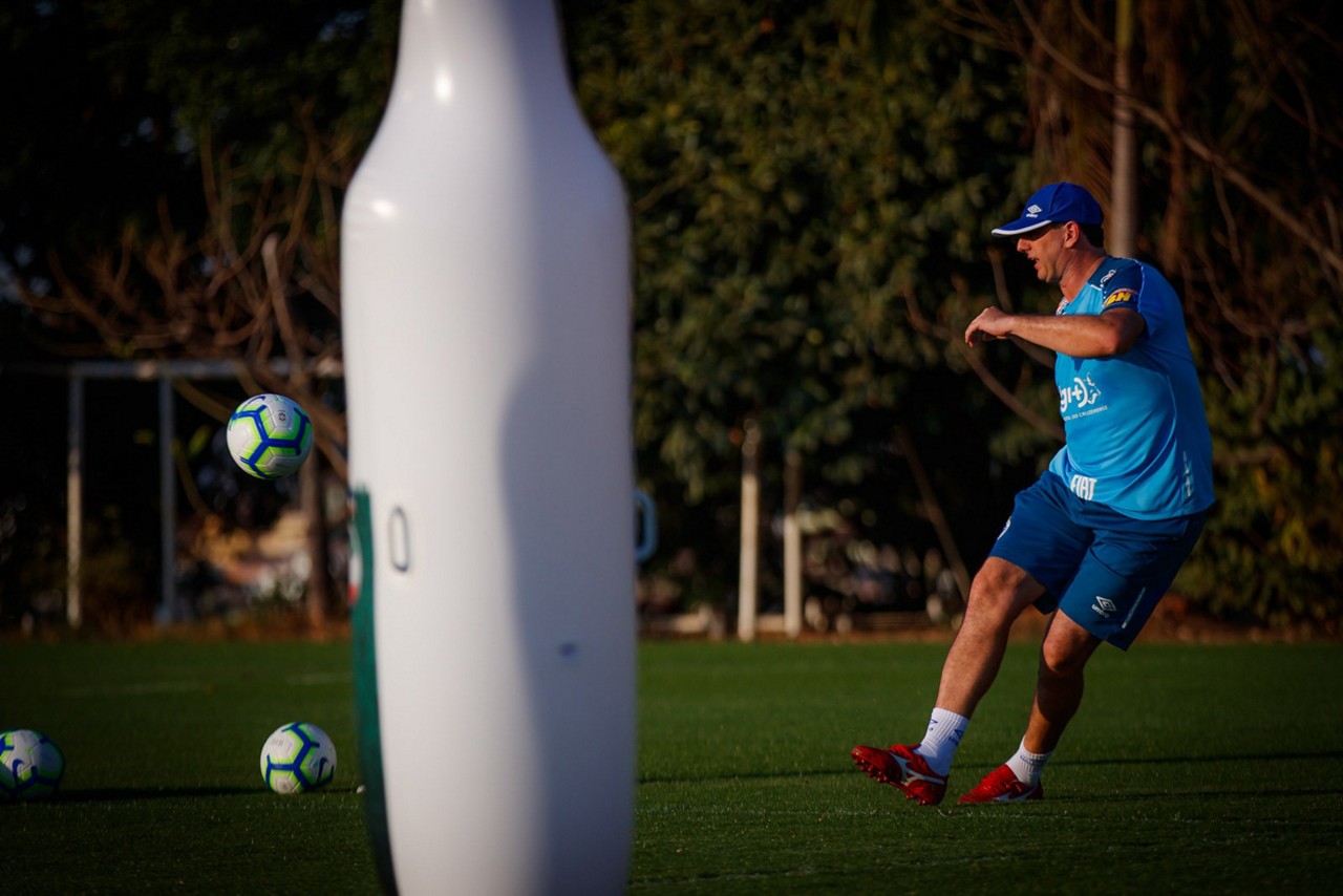 Novo treinador prefere priorizar trabalho dentro de campo