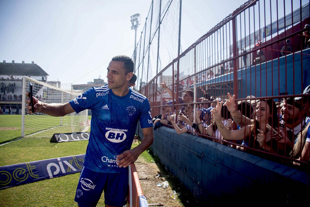 Rômulo tira foto com torcedores do Cruzeiro em Brusque, Santa Catarina