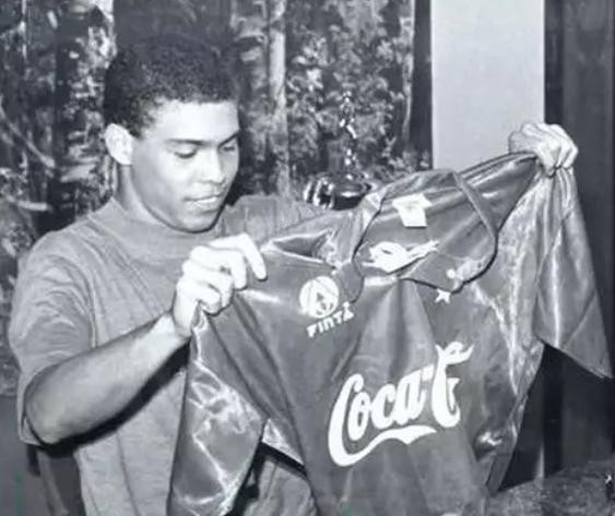 Ronaldo com a camisa do Cruzeiro