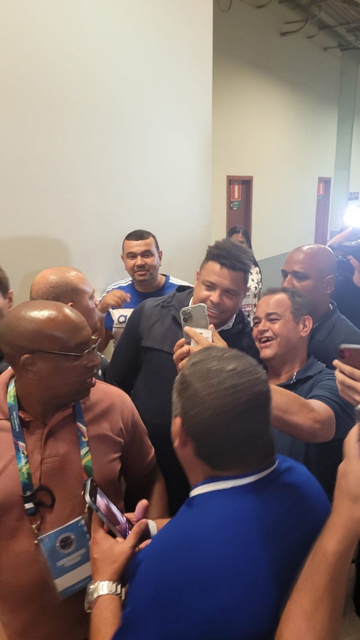 Ronaldo assiste jogo de camarote