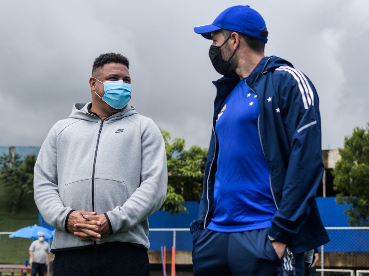 Ronaldo e Paulo Pezzolano durante treino na Toca II