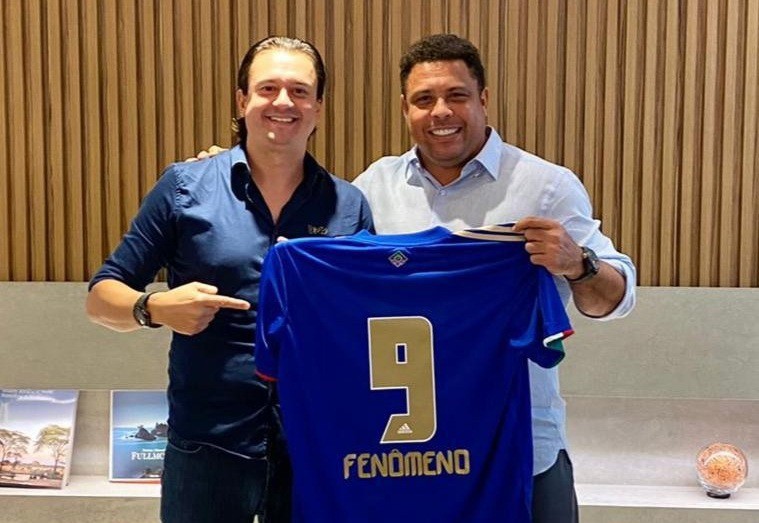 Ronaldo Fenômeno ao lado de Sérgio Santos Rodrigues, presidente do Cruzeiro