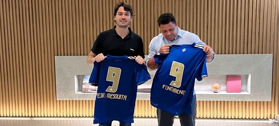 Ao lado de Pedro Mesquita, da XP Investimentos, Ronaldo Fenômeno posa com a camisa celeste