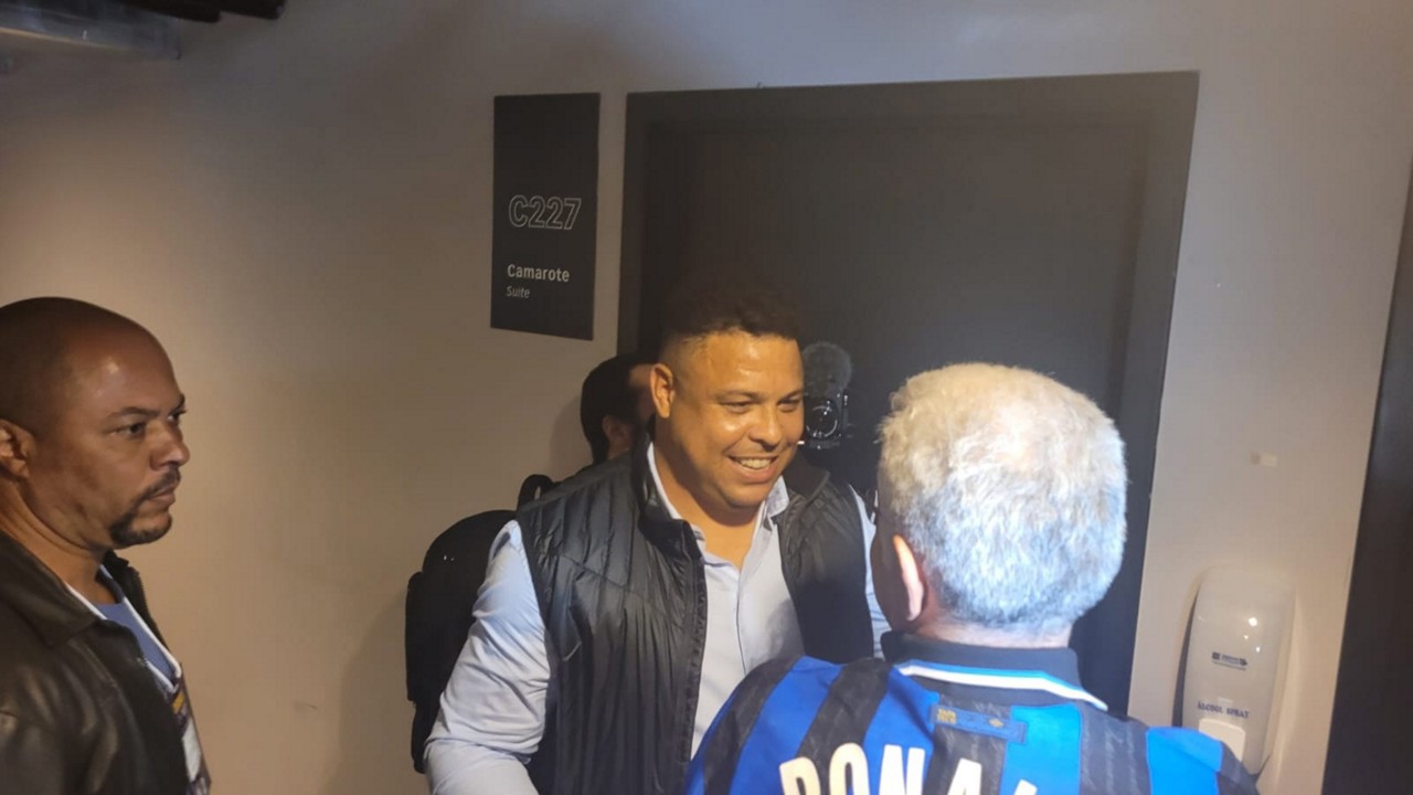 Ronaldo foi abordado por alguns torcedores na entrada do camarote