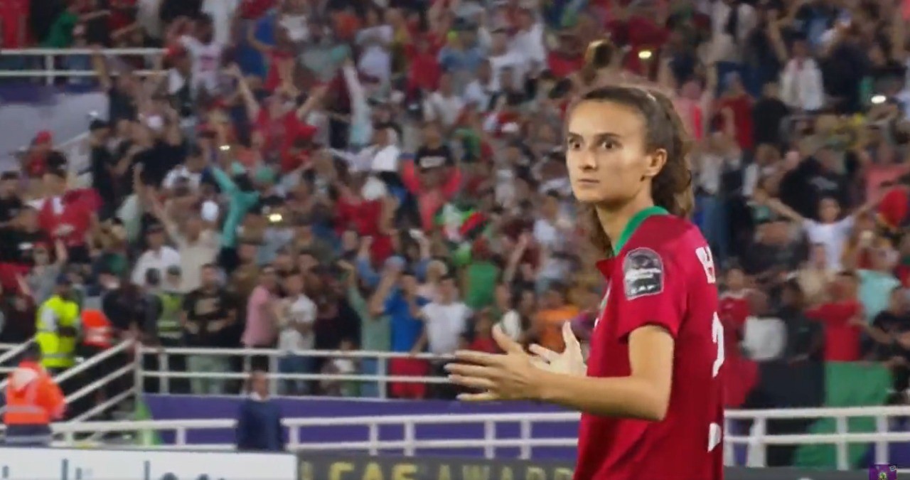 Ayane não percebe que fez o gol da classificação e protagoniza cena inusitada