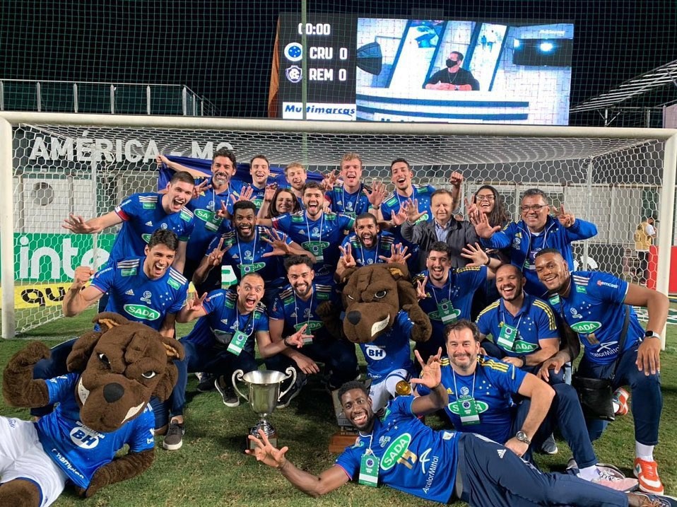 Equipe de volei do Sada Cruzeiro comemora o hepta campeonato da Superliga de Volei Masculino