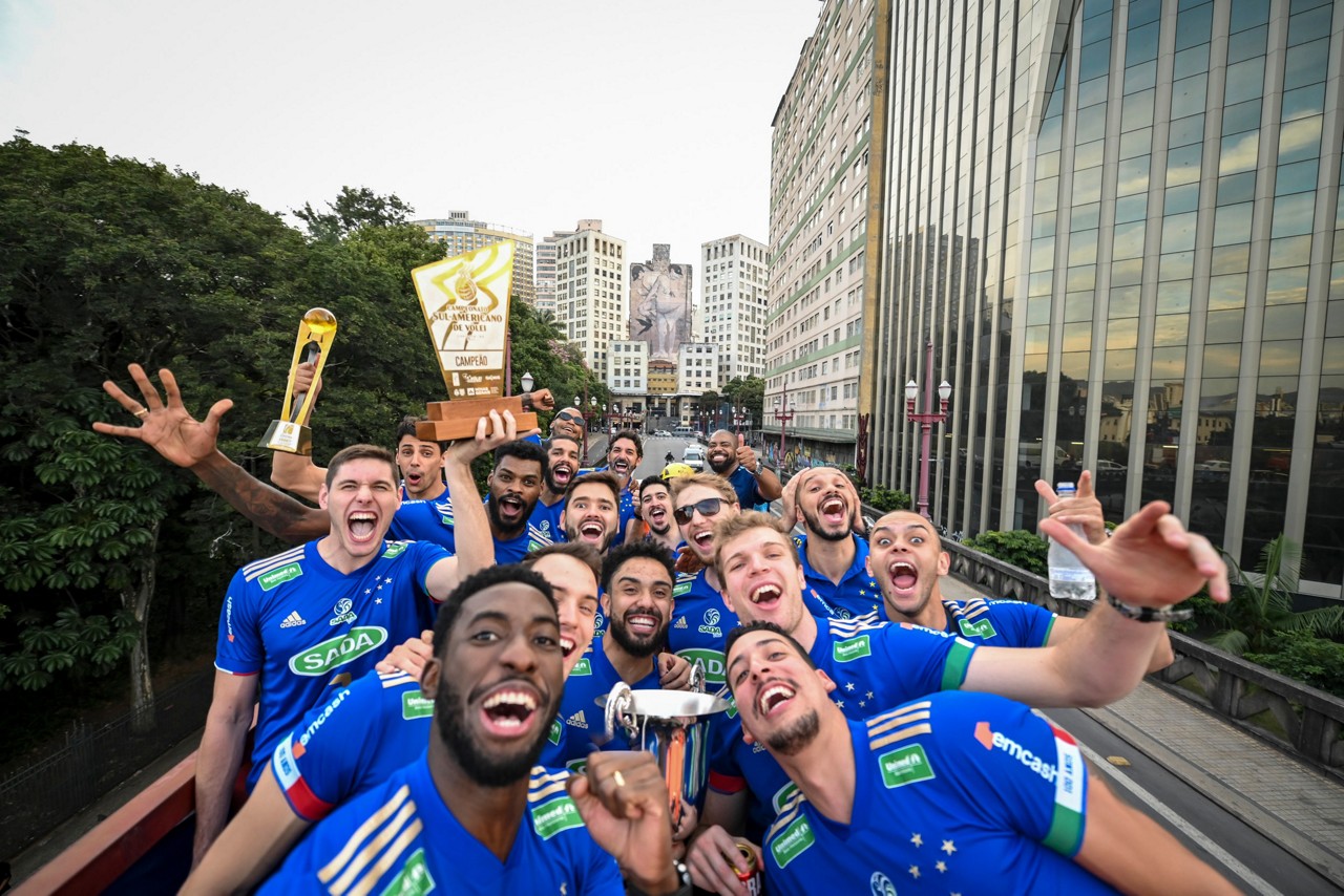 Sada Cruzeiro fez desfile em carro aberto pelas ruas de BH