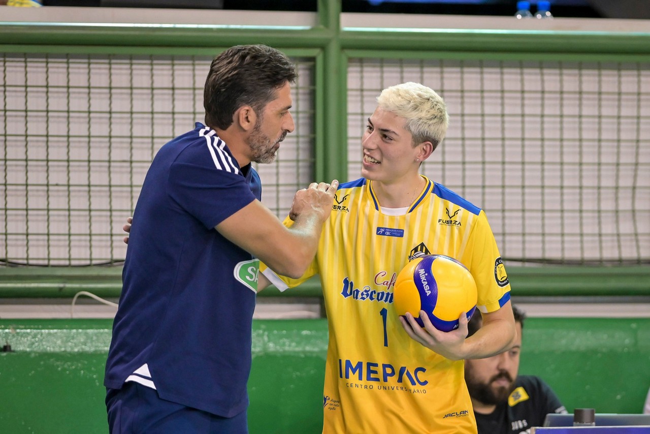 Filipe Ferraz, técnico do Sada, conversando com Pedrinho, levantador do Araguari