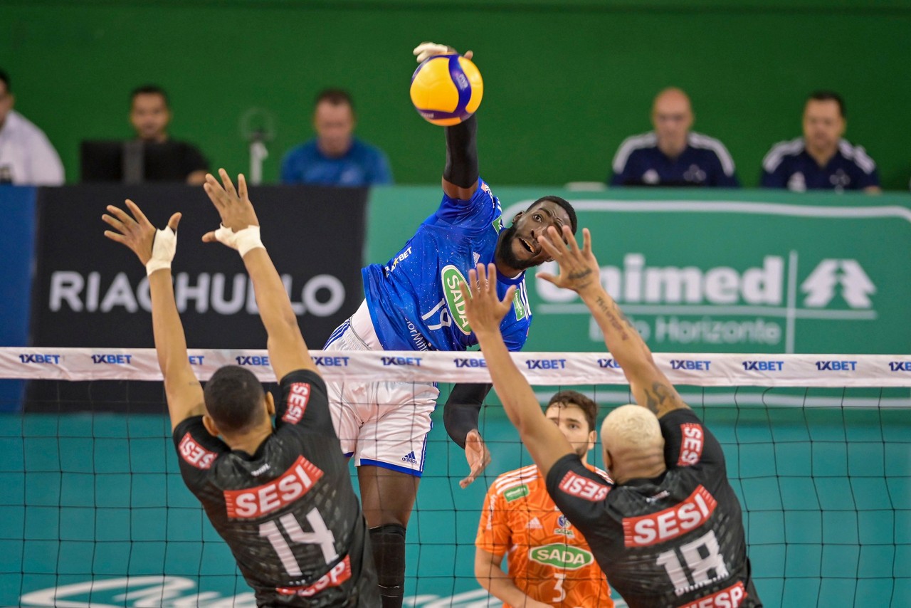 López, do Sada Cruzeiro, atacando o Sesi-SP