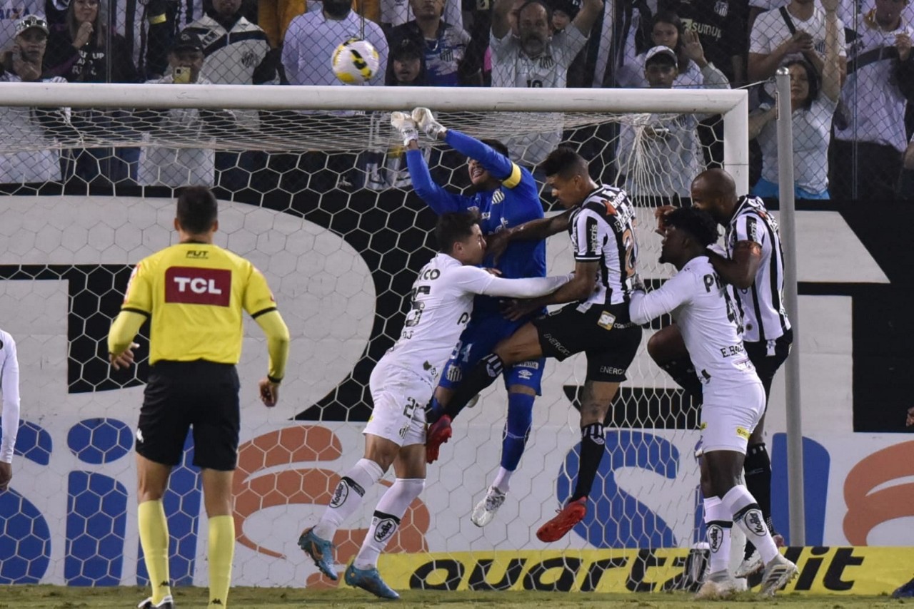 O goleiro João Paulo precisou trabalhar pelo menos em duas oportunidades para não ser vazado no 1º tempo