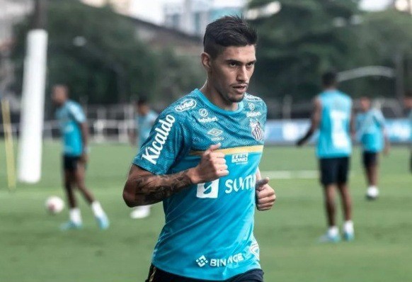 Emiliano Velázquez acertou sua saída do Santos
