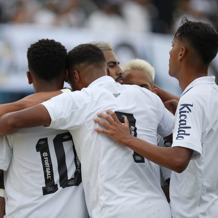 Jogadores santistas comemoram vitória sobre o Falcon-SE na Copinha