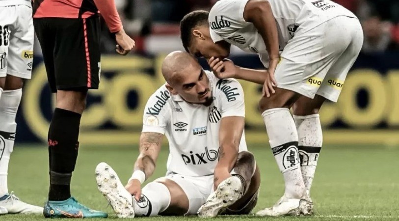 Maicon (sentado) e Sandry em campo pelo Santos