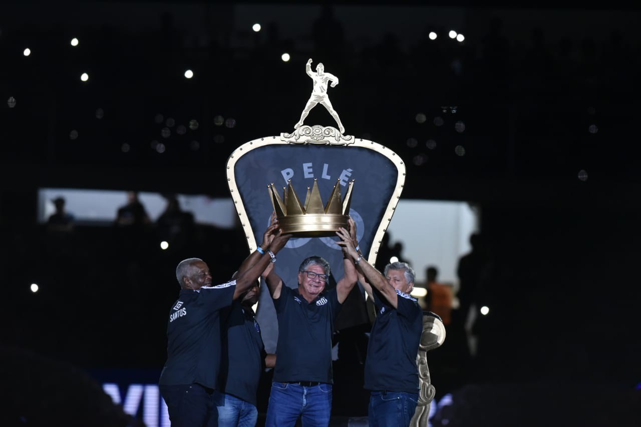 Rei Pelé recebeu homenagem em partida do Santos neste sábado (15)