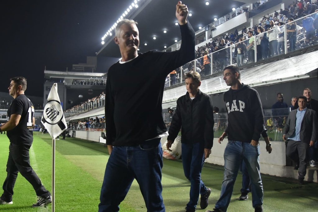Treinador comandou um treino em campo reduzido com os reservas