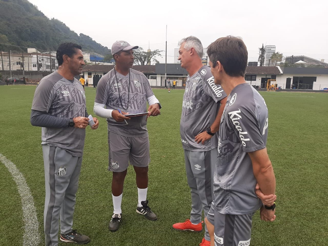 Lisca conversa com comissão técnica do Sub-20 do Santos