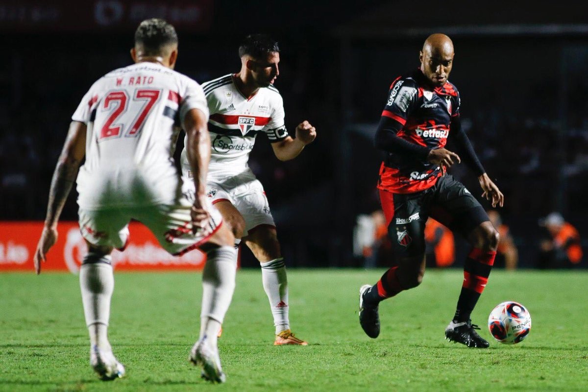 O São Paulo bem que tentou, mas estreou no Campeonato Paulista com um empate sem gols diante do Ituano, neste domingo (15), no Morumbi