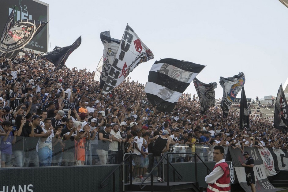 Justiça paulista decretou a volta da entrada de bandeiras com hastes e suportes nos estádios de futebol do estado