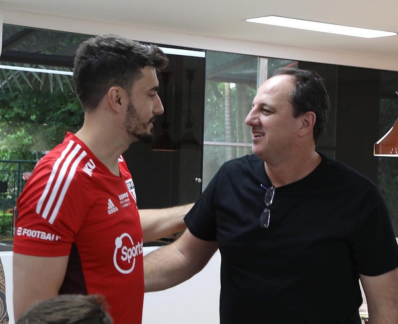 Rafael, novo goleiro do São Paulo, cumprimenta técnico Rogério Ceni