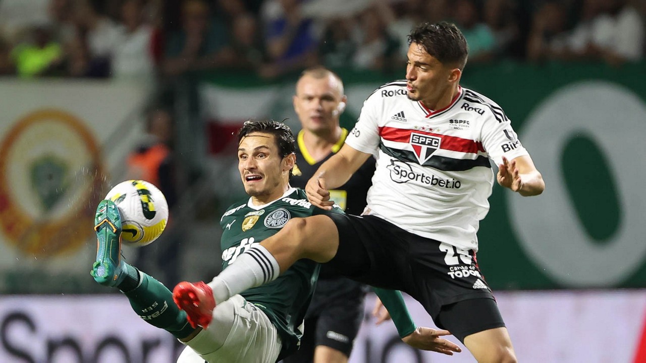 São Paulo eliminou o Palmeiras e diretoria do Verdão questionou a arbitragem de Vuaden
