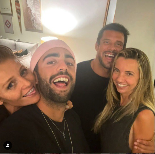 Fabrício e a esposa ao lado de Scooby e Cintia Dicker