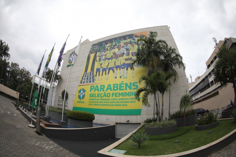Sede da CBF amanhece com homenagem às campeãs da Copa América