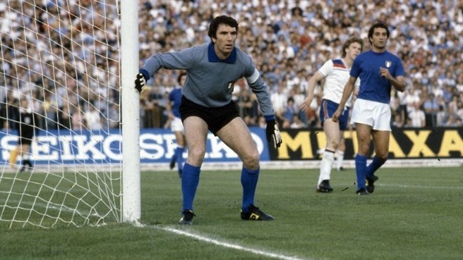 Goleiro italiano Dino Zoff se tornou o jogador mais velho a ganhar uma Copa, aos 40 anos