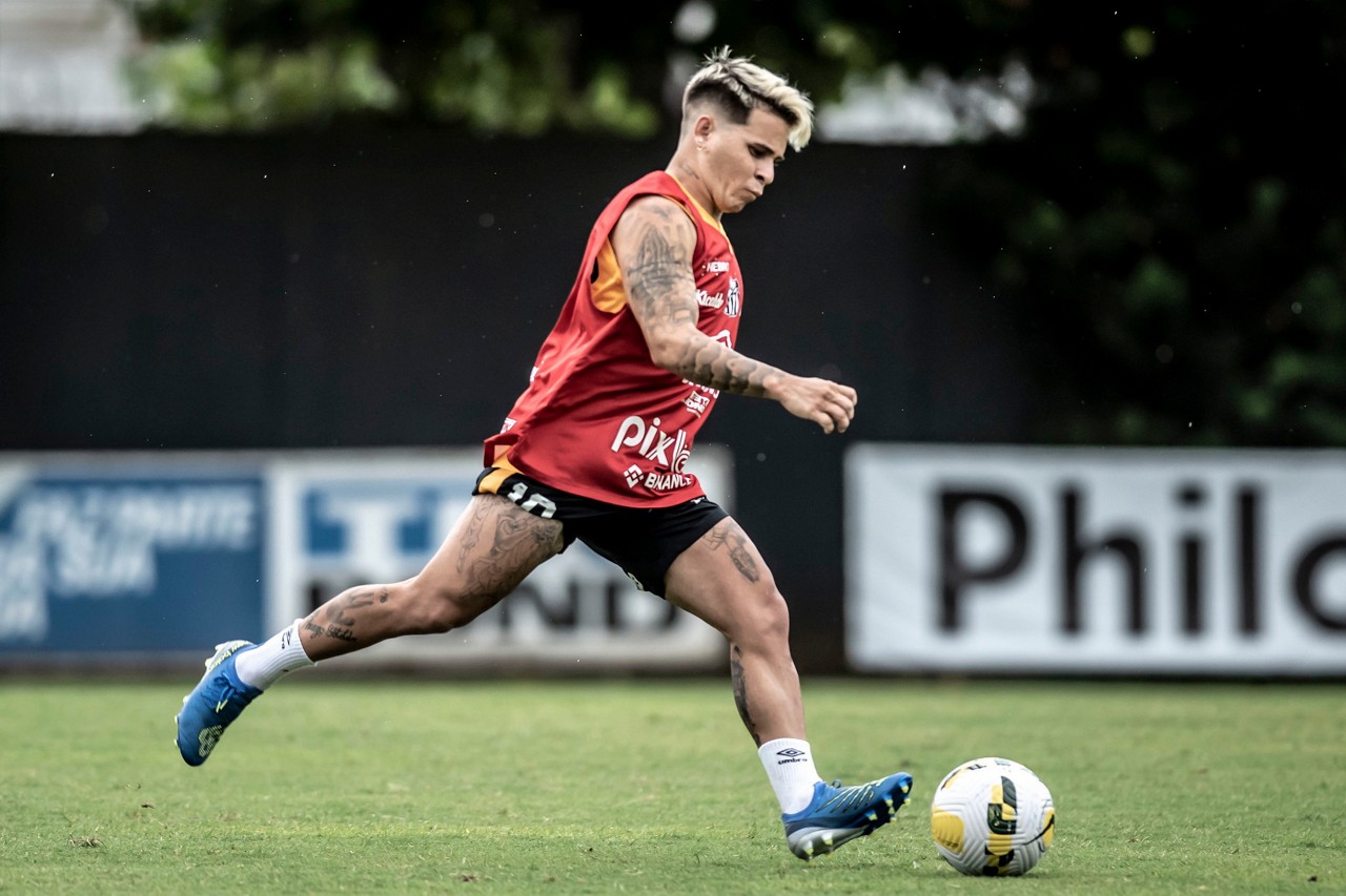 Soteldo, atacante do Santos, durante treino no CT Rei Pelé