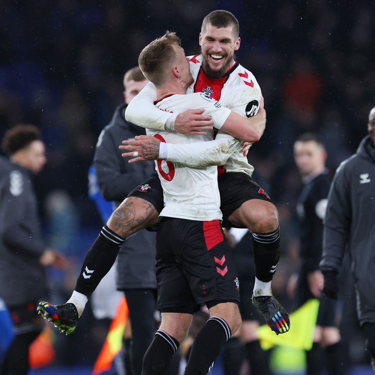 Southampton e Aston Villa se enfrentam pela Premier League