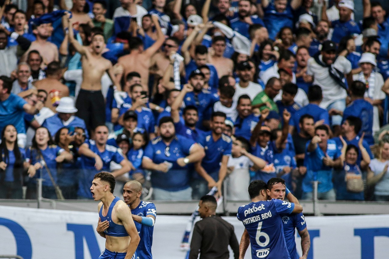 Stênio (sem camisa) marcou o primeiro gol como profissional e incendiou o Mineirão