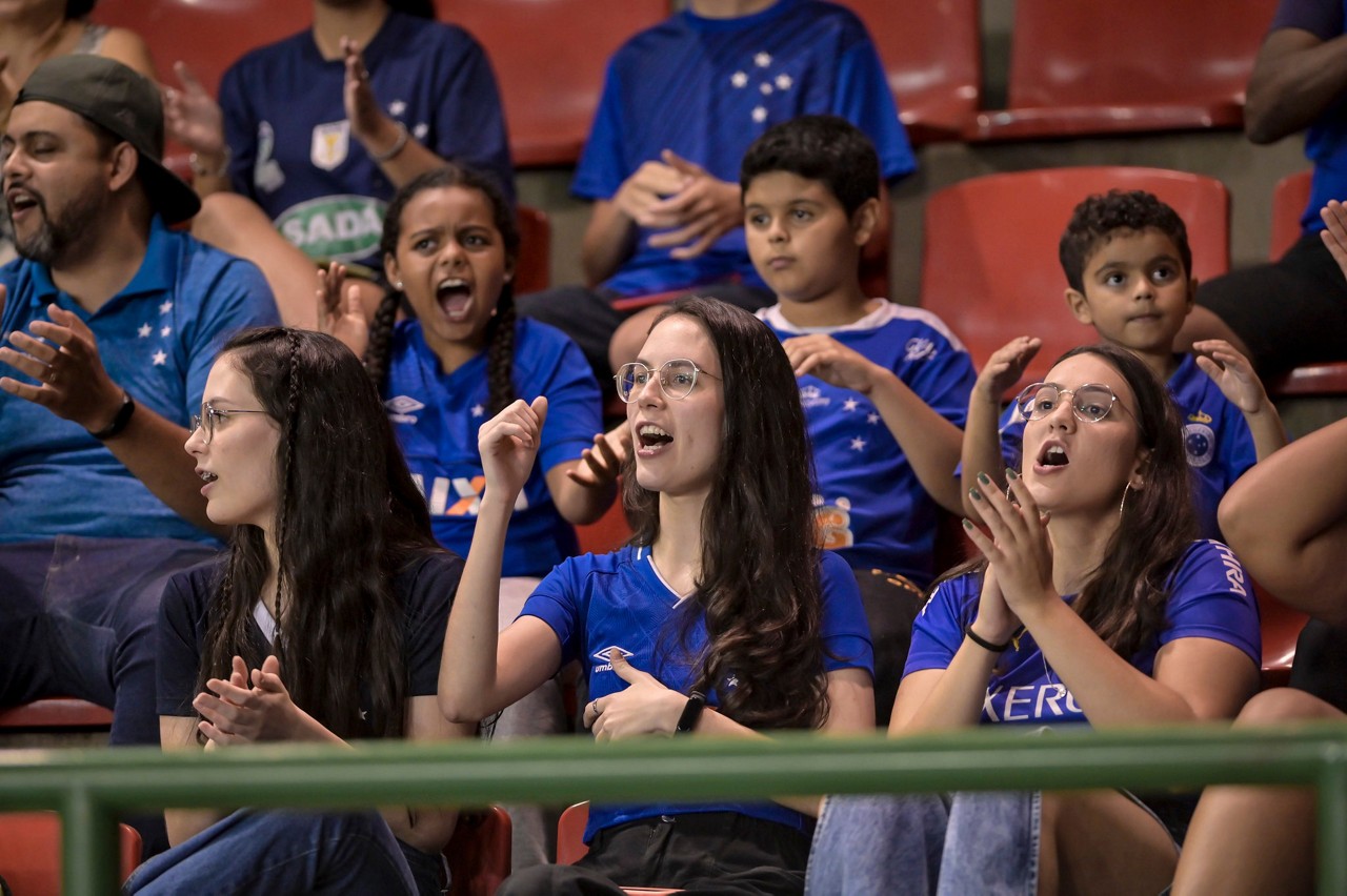 Torcida do Sada Cruzeiro no ginásio do Riacho, em Contagem