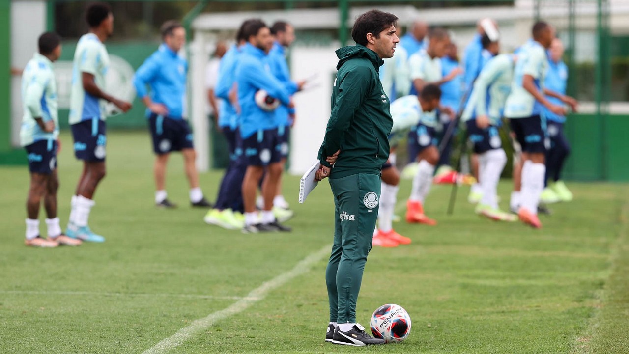 Técnico Abel Ferreira voltou e observou treino do Palmeiras