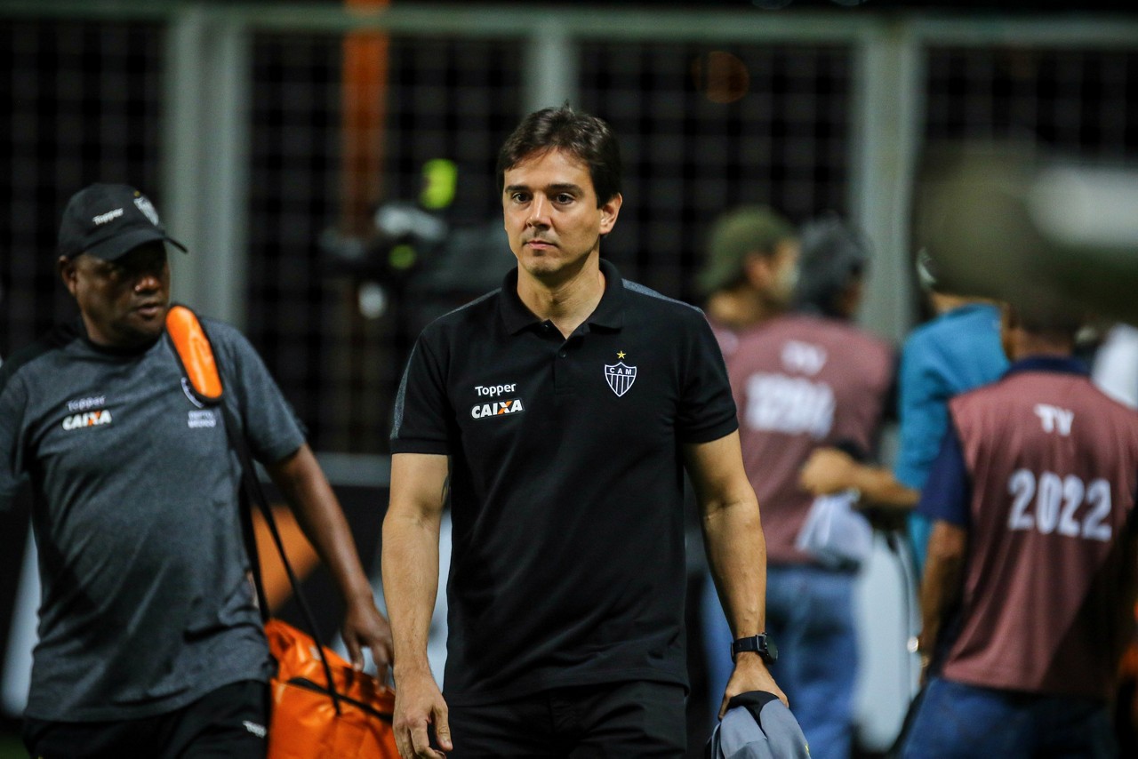 Antes de iniciar a segunda parte, Larghi chamou os titulares para uma conversa de cinco minutos