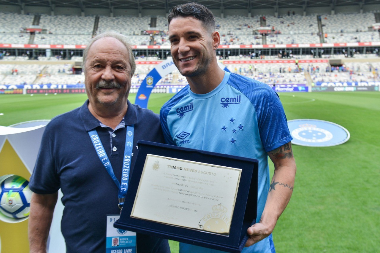 Thiago Neves recebe placa comemorativa de 100 jogos pelo Cruzeiro