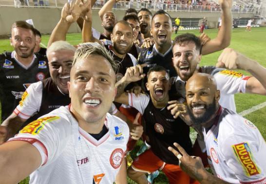 Jogadores do Tombense comemoram conquista do Troféu Inconfidência