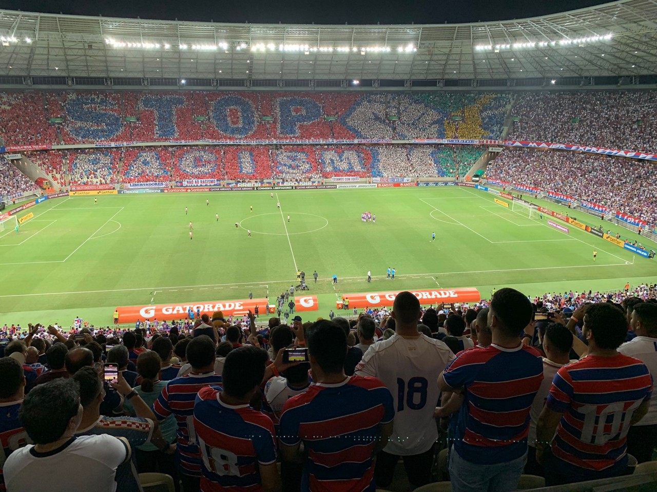 Torcida do Fortaleza faz mosaico contra o racismo após episódios de injúria racial de torcedores do River Plate, na Argentina