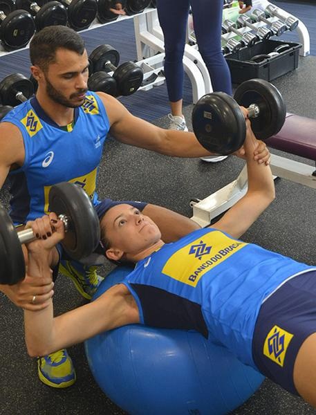 Trabalho leve na academia foi necessário para tirar 'avião das costas'