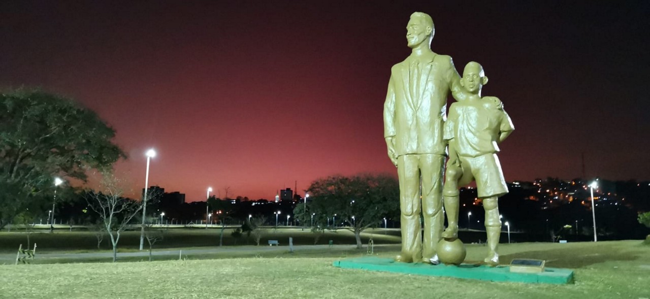 Estátua do pai Dondinho e de Pelé ainda criança no Parque Dondinho