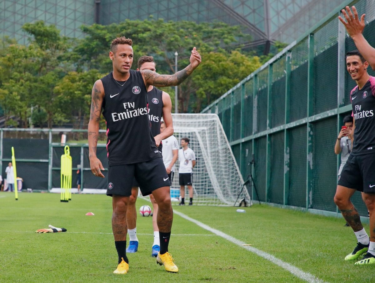 Três meses depois, Neymar retorna em definitivo à capital francesa não mais como a estrela inconteste, mas como uma espécie de ídolo controverso