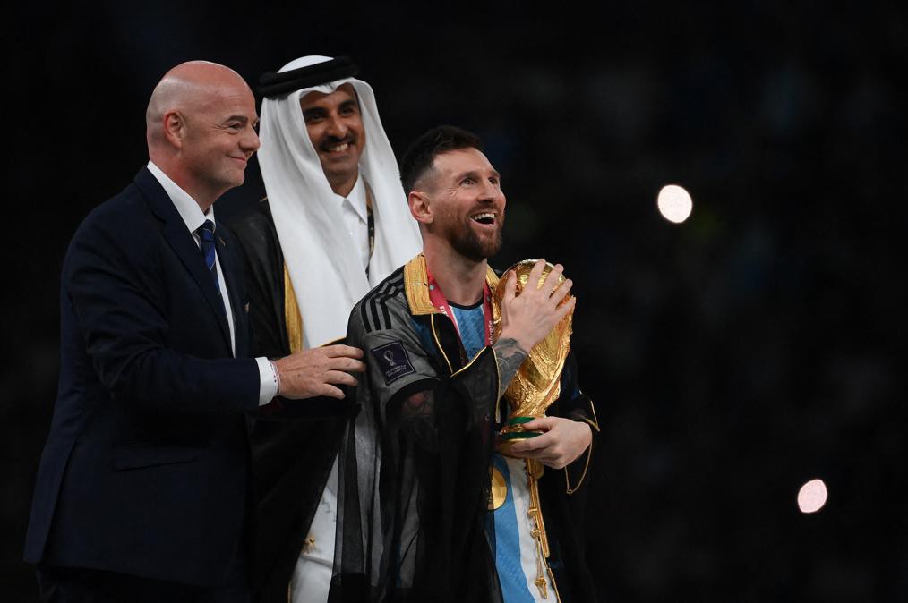 Messi, com túnica, segura troféu da Copa do Mundo